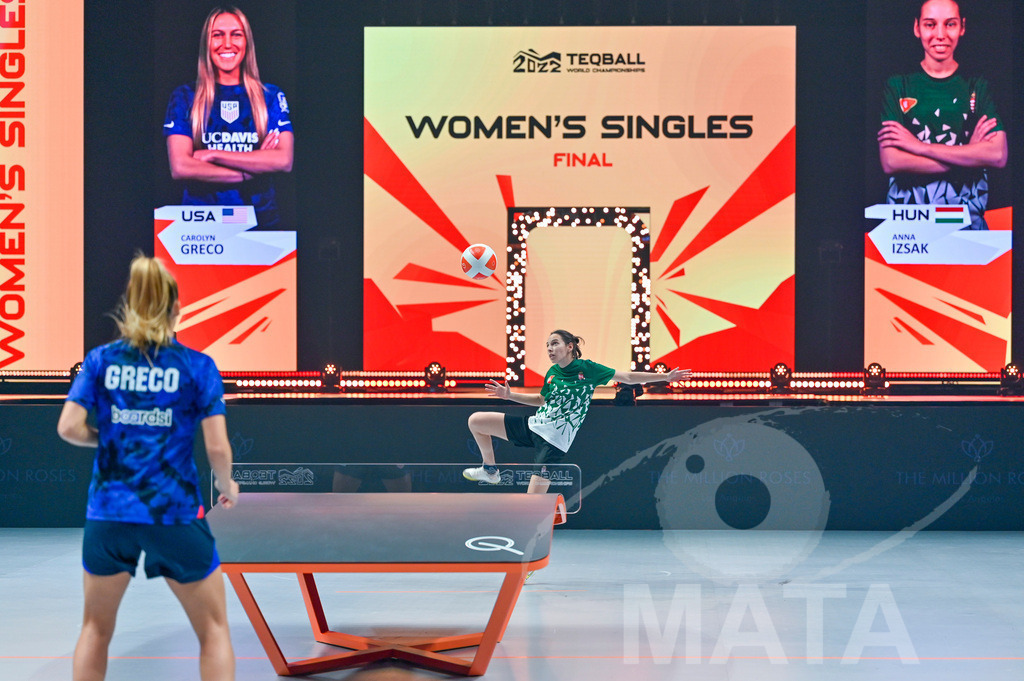 _DWI5605 | Anna Iszak vs Carolyn Greco beim Frauen- Single  Ungarn vs. USA bei der Teqball Weltmeisterschaft 2022 in der Kia Metropole Arena. Nürnberg, 27.11.2022 - Realisiert mit Pictrs.com