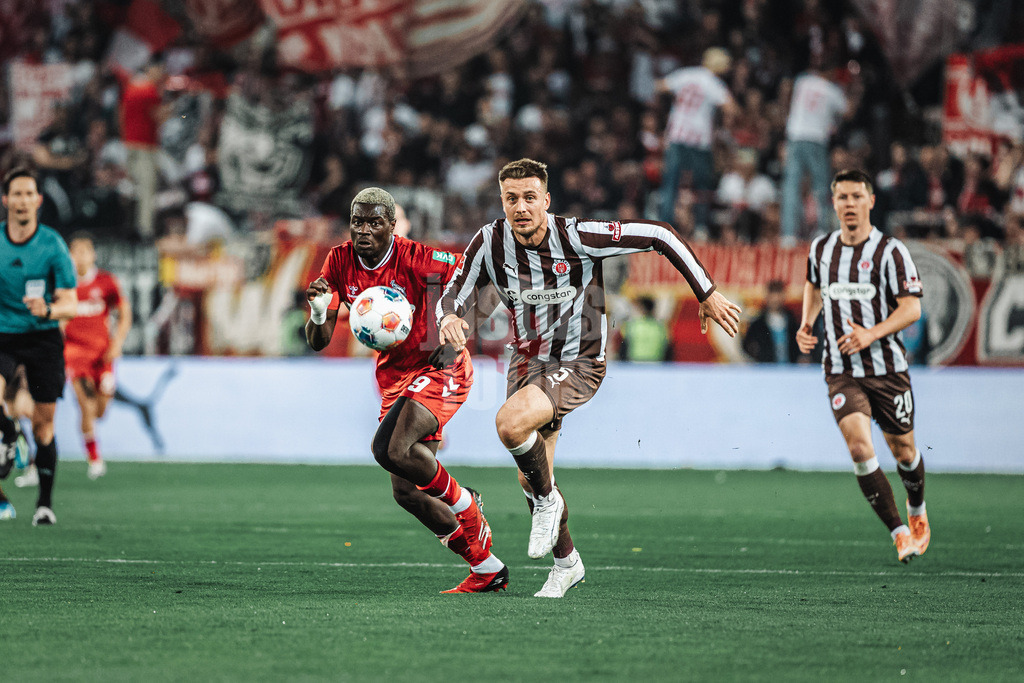 Fußball | Männer | Saison 2025/2026  | Fußball-Bundesliga | 30. Spieltag | FC St. Pauli vs. 1. FC Köln | 17.04.2026 | v.l. Ragnar Ache (#9, 1. FC Köln) gegen Hauke Wahl (#5, FC St. Pauli)