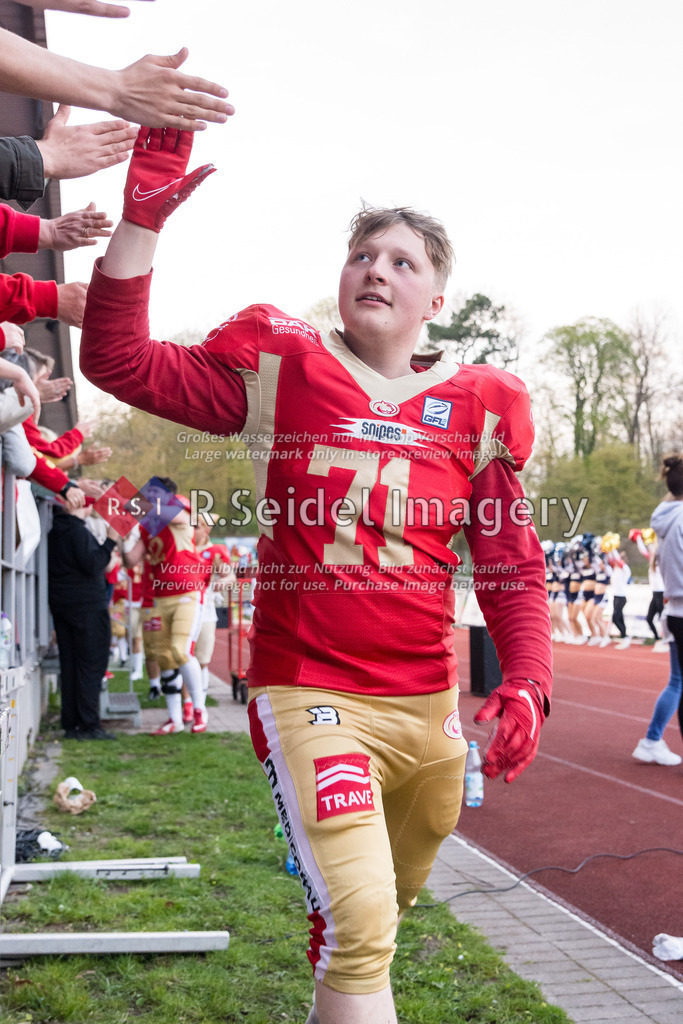 American Football, Pre-Season 2023, Testspiel, Lübeck Cougars - Hamburg Blue Devils, Buniamshof (Lübeck), 22.04.2023 | Fabian Spohr (#71, Cougars) klatscht die Fans ab