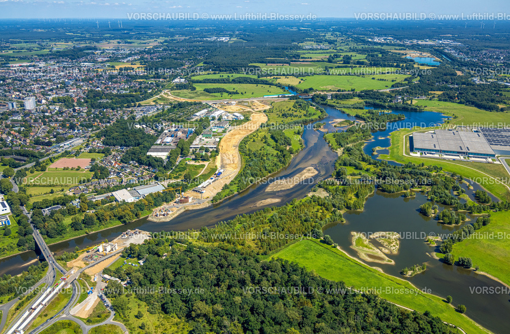Wesel240802579 | Luftbild, Lippemündungsraum mit Renaturierung, Fluss Lippe und Naturschutzgebiet NSG, Flusslauf mit Sandbank, hinten Bundesstraße B8 Brücke am Lippeschlößchen, Fernsicht, Wesel, Ruhrgebiet, Niederrhein, Nordrhein-Westfalen, Deutschland