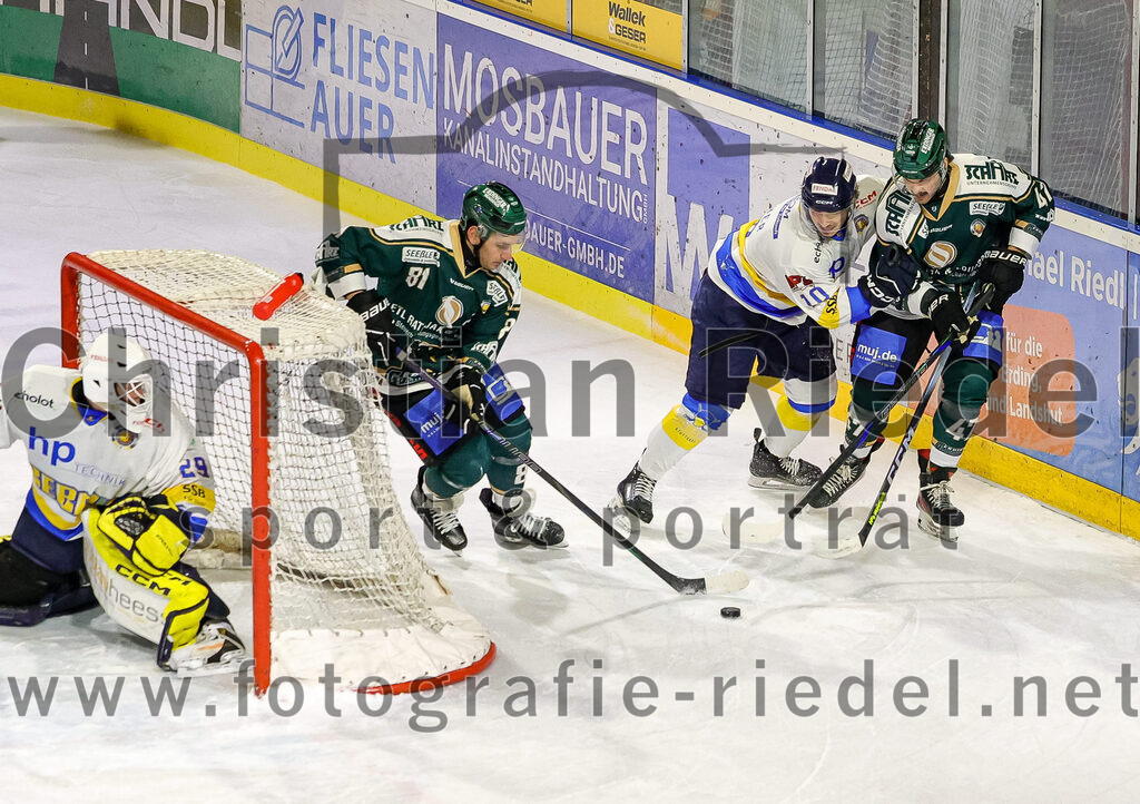 2026-01-09_061_TSV_Erding_gegen_Stuttgart_Rebels | Erding, Deutschland, 09.01.2026:Eishockey, Oberliga Süd 2025 / 2026, 35. Spieltag, TSV Erding gegen Stuttgart Rebels, Endergebnis: Torwart Nick Jordan Vieregge (Stuttgart Rebels, #29), Maximilian Forster (Erding Gladiators, #81), Calvin Fischer (Stuttgart Rebels, #10), Marco Pfleger (Erding Gladiators, #47)Foto: Christian Riedel / fotografie-riedel.net