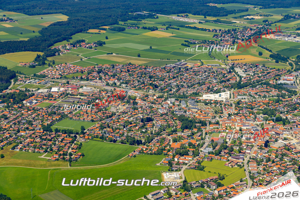 Aktuelles Luftbild von  Holzkirchen - Die Luftaufnahme wurde 2022 mittels UL-Flugzeug erstellt ( keine Drohne ) - hochauflösende Kamera-Systeme von  Canon -Beste Qualität - Für grossformatige Ausdrucke geeignet. Die Geschenkidee !