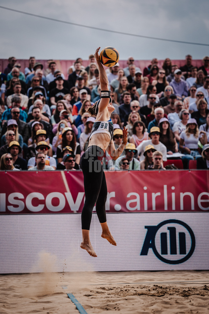 Beachvolleyball | Frauen | Allianz German Beach Tour 2025 | Tourstop Düsseldorf | 18.05.2025 | Cinja Tillmann beim Aufschlag