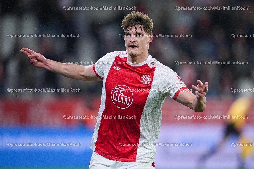 xYDRx01022601044 | 01.02.2026, xydrx, Fußball, 3.Liga, Rot-Weiss Essen - SV Wehen Wiesbaden, Saison 2025 2026, Stadion an der Hafenstraße: Torjubel nach dem Tor zum 1:0 für Rot-Weiss Essen durch Torschütze Marek Janssen (Rot-Weiss Essen #20)   DFB regulations prohibit any use of photographs as image sequences and or quasi-video. Photo: xYannisxDreimannxPressefotoKochx