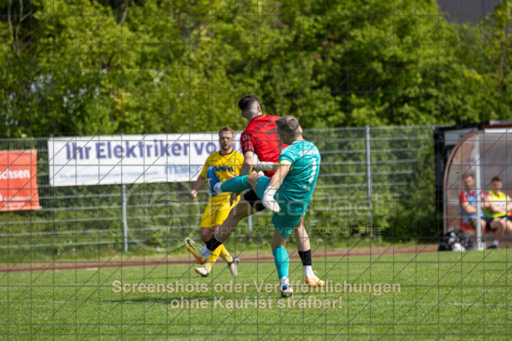 20250427_153129_0225 | #,TSV Bad Boll (rot) vs. SV Waldhausen (gelb), Fussball, Landesliga 2 - wfv, 24. Spieltag, Saison 2024/2025, Rasenplatz, Erlengarten 37, 73087 Bad Boll, 27.04.2025 - 15:00 Uhr,Foto: PhotoPeet-Sportfotografie/Peter Harich