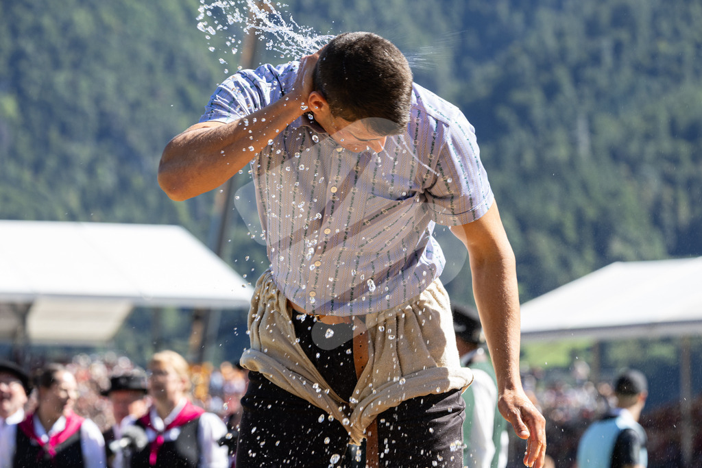 ESAF2025_06Gang_6261 | Die Schwinger des Schwyzer Kantonalen Schwingerverbandes: Fotos, die Dynamik und Leidenschaft festhalten, sowie emotionale Momente aus dem traditionellen Schwingsport zeigen. - Realisiert mit Pictrs.com