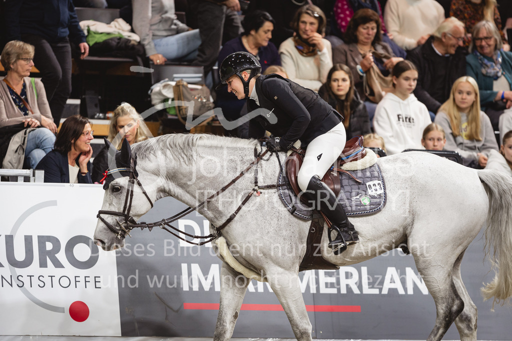 231028_Oldenburg_S1-Spr_Amateure-231 | Deine schönsten Turniermomente als professionelle Fotos! Entdecke hochwertige Pferdesport-Fotografie im Online-Shop. Jetzt Fotos finden & bestellen!