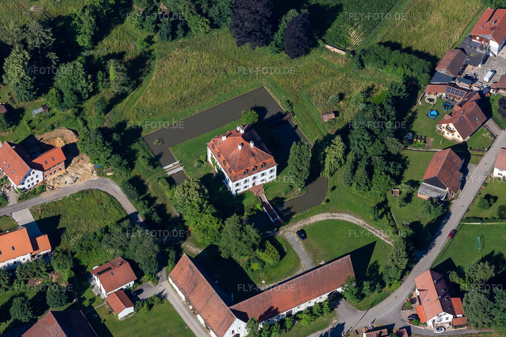 Luftbild: Weihenstephan Schloss im Ortsteil Weihenstephan in Hohenthann im Bundesland Bayern in Deutschland. – Foto: IMG_133106.jpg vom 03.07.2022 durch Werner Riehm/FLY-FOTO.de – Auflösung des Originals: 4287 x 2858 px – Hohenthann