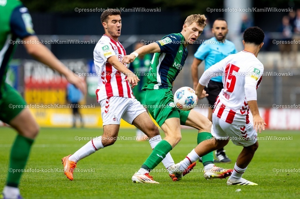 xKWI27092501012 | 27.09.2025, xkwix, Fußball, Regionalliga West, 1. FC Köln U23 - FC Gütersloh, Geißbockheim Franz-Kremer-Stadion: Luis Frieling (FC Gütersloh #21) im Zweikampf gegen Fayssal Harchaoui (1. FC Köln U23 #9) und Etienne Paul (1. FC Köln U23 #16)