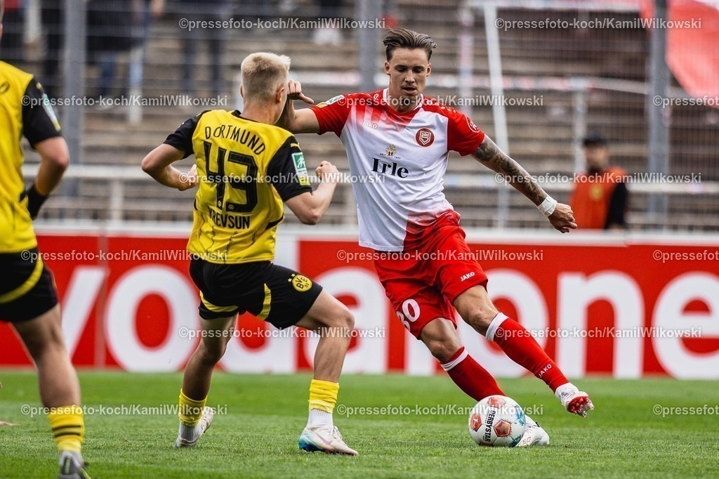 xkwi03082501017 | 03.08.2025, xkwix, Fußball, Regionalliga West, Borussia Dortmund U23 - Sportfreunde Siegen, Stadion Rote Erde: Dustin Willms (Sportfreunde Siegen #30) im Zweikampf gegen Danylo Krevsun (Borussia Dortmund 2 #43)