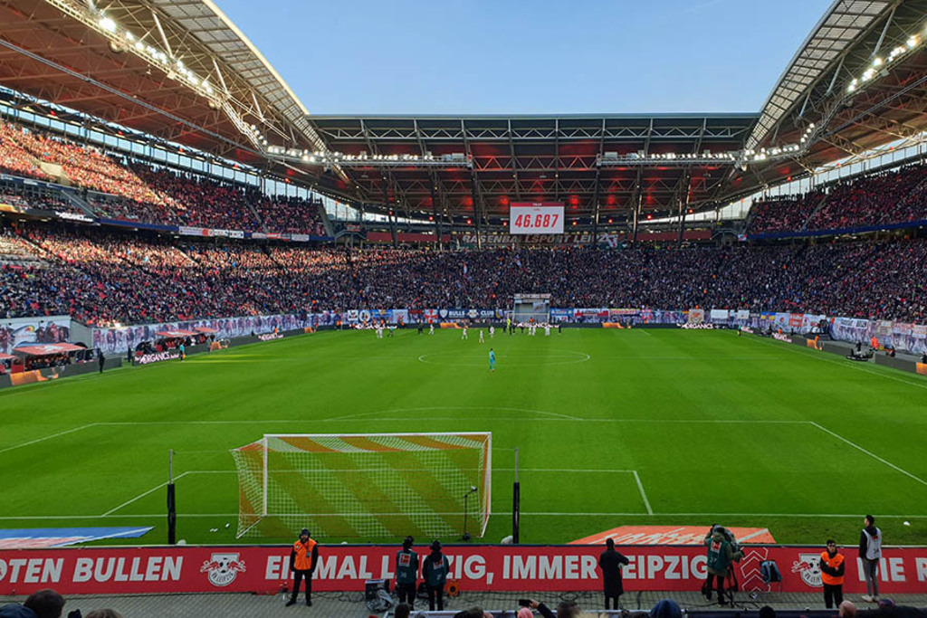 RB Leipzig - Red Bull Arena | Entdecke über 20 Kategorien Leipzig-Motive: Foto-Downloads, hochwertige Poster, Leinwand- & Fine-Art-Prints. Jetzt Lieblingsfoto im Bildlexikon Leipzig Shop bestellen!
