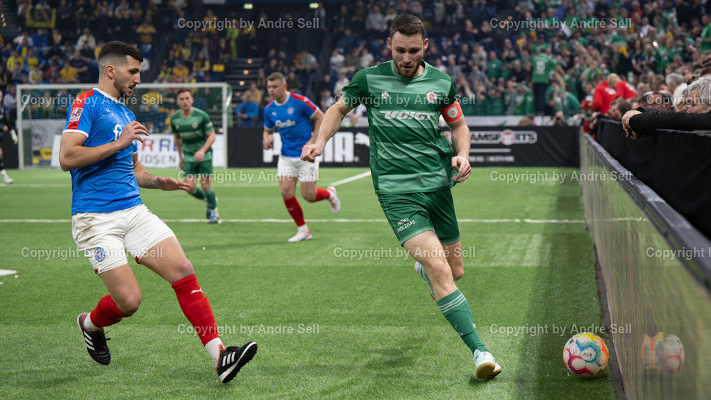 SHFV Lotto Masters 2024 | 20240113_7229, 13.01.2024, SHFV Lotto Masters 2024, Gruppe B, Holstein Kiel (blau) vs. PSV Neumünster (grün), Stefan Rankic (Holstein #28) / Fyn Claasen (PSV #23) - Realisiert mit Pictrs.com