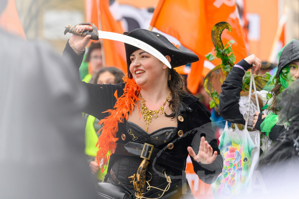 _DWA2361 | Trotz Nieselregen schlängelte sich der „Gaudiwurm“ am Sonntag durch die Nürnberger Innenstadt an tausenden Faschingsfans vorbei.  Nürnberg, 11.02.2024 - Realisiert mit Pictrs.com