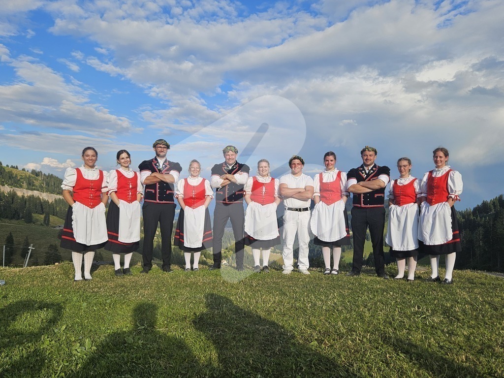 RIGISchwyzer | Die Schwinger des Schwyzer Kantonalen Schwingerverbandes: Fotos, die Dynamik und Leidenschaft festhalten, sowie emotionale Momente aus dem traditionellen Schwingsport zeigen. - Realisiert mit Pictrs.com