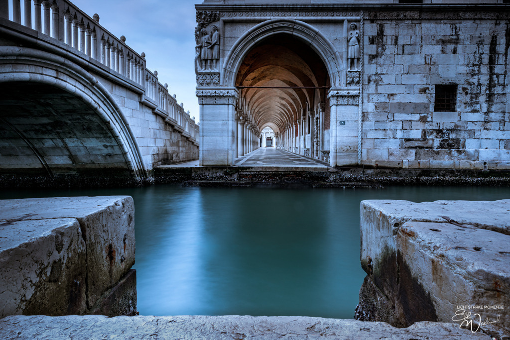 20220311-055201 ITALIEN-Venedig_114-1 Kopie | Herzlich willkommen auf meiner Seite! Ich bin Elke Wallnisch, Deine Fotografin für lichtstarke Momente. Der Name steht für alles, was mich mit der Fotografie verbindet: Das Licht und seine machtvolle Wirkung auf eine Situation oder unsere Stimmung - Realisiert mit Pictrs.com