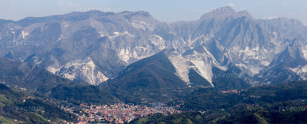 Luftbild: Panorama der Steinbrüche zum Abbau und zur Gewinnung von Marmor in Carrara im Bundesland Massa-Carrara in Italien. Foto: IMG_087169-Pano.jpg vom 04.04.2016 durch Werner Riehm/FLY-FOTO.de – Auflösung des Originals: 8377 x 3388 px