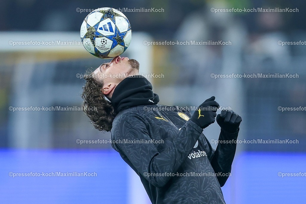 UCL25112501021 | 25.11.2025, Fußball, UEFA Champions League, Borussia Dortmund - FC Villarreal, BVB Stadion, 5. Spieltag, Saison 2025 2026: Fabio Silva (BVB #21)  balanciert den Spielball auf der Nase Regulations prohibit any use of photographs as image sequences and or quasi-video.