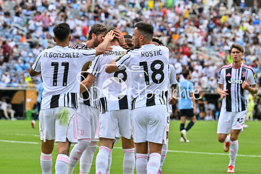 Juventus Turin - Manchester City | Jubel der Italiener nach dem Treffer zum 1-1 Ausgleich durch Teun KOOPMEINERS (Juventus Turin 8) / Tor / Torschuetze / Freude / Happy / FIFA Club World Cup: Juventus Turin - Manchester City, Camping World Stadium am 26.06.2025 / NOT FOR SALE IN USA
