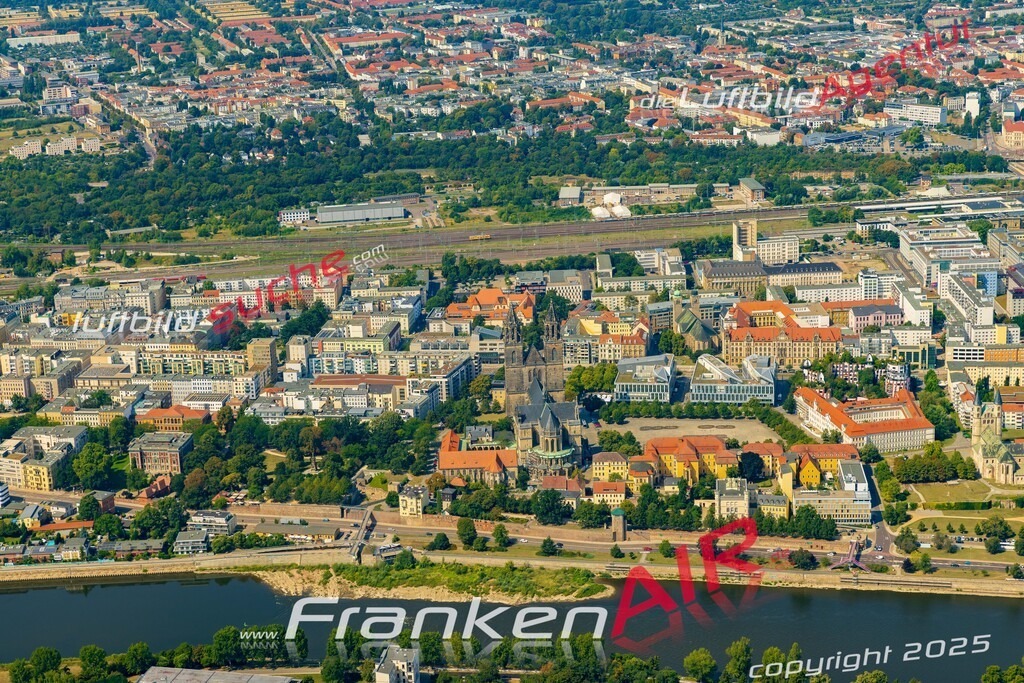 Schleinufer Magdeburg Bild- Das Luftbild wurde 2025 vom UL-Flugzeug heraus erstellt ( keine Drohne bzw. Drohnenaufnahme ) - Hochauflösende Luftaufnahme -Nicht vergleichbar mit Google Maps oder Satelittenbilder- Die Geschenkidee !Mit Lizenz und Bildrechte bestellbar - CC