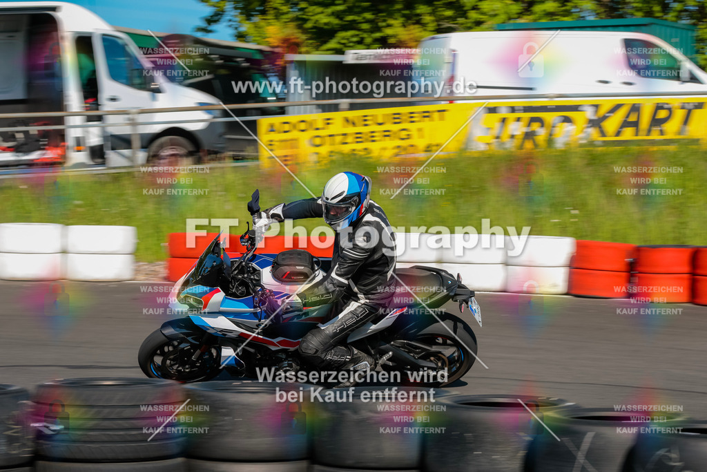 Moto-TeamOBK-21172 | Hier findet Ihr Bilder von Touristenfahrten auf der Nürburgring Nordschleife oder von anderen Veranstaltungen die ich besucht habe. Viel Spass beim Durch Schauen 