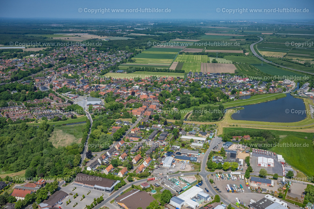 Horneburg_Ortsansicht_ELS_7740280523 | HORNEBURG 28.05.2023 Ortsansicht der Straßen und Häuser der Wohngebiete in Horneburg im Bundesland Niedersachsen, Deutschland. // Town View of the streets and houses of the residential areas in Horneburg in the state Lower Saxony, Germany. Foto: Martin Elsen