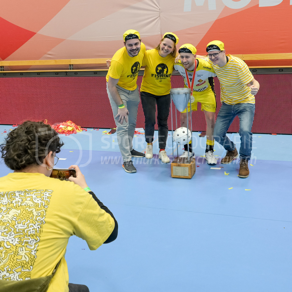 Zug United vs HC Rychenberg - 22. February 2025 | Zug United vs HC RychenbergSporthalle Wankdorf, BernNoah Püntener (#19 HC Rychenberg Winterthur) mit Fans.Bild: Sportfotografie Markus Aeschimann | www.markus-aeschimann.ch - Realisiert mit Pictrs.com