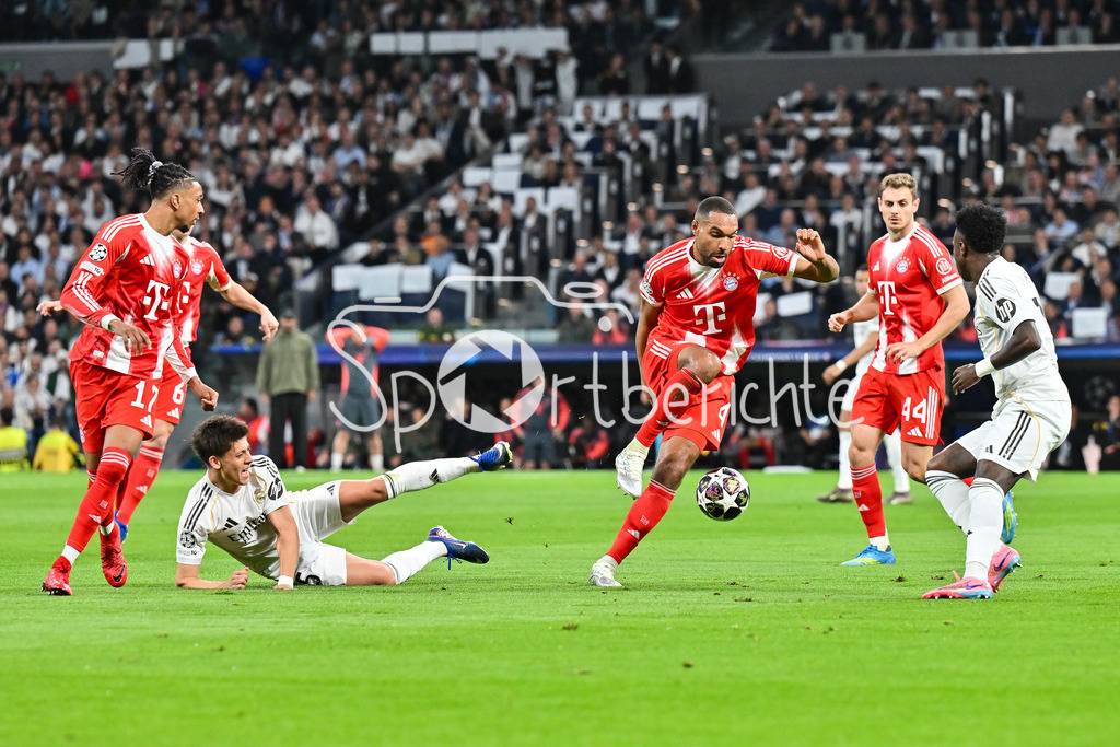 Real Madrid - FC Bayern München | MADRID, SPAIN - 07. APRIL: Michael OLISE (FC Bayern Munich 17), Arda GUELER (Real Madrid 15), Jonathan TAH (FC Bayern Munich 4), Vinicius JUNIOR (Real Madrid 7) during the UEFA Champions League match between Real Madrid vs. FC Bayern Munich on Quarterfinal first leg at Estadio Santiago Bernabeu