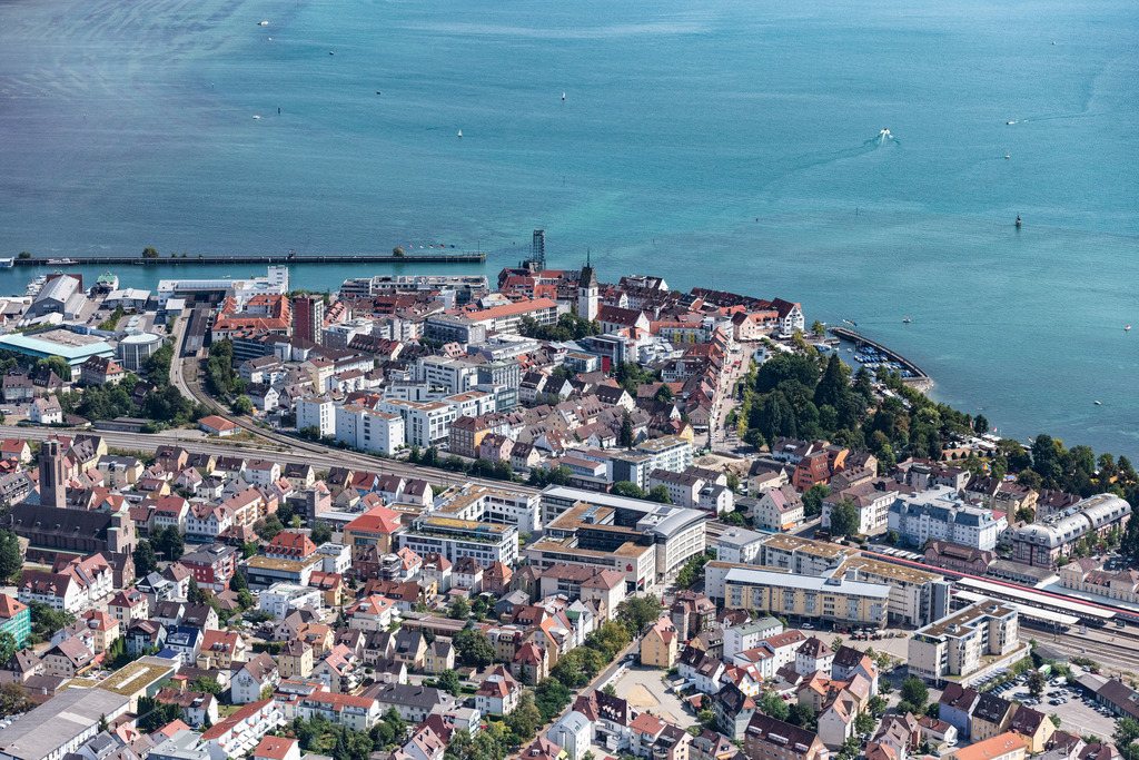 dr__0016200.jpg | FRIEDRICHSHAFEN 03.08.2018 Ortskern am Uferbereich des Bodensees in Friedrichshafen im Bundesland Baden-Württemberg, Deutschland. // Village on the banks of the area of Bodensees in Friedrichshafen in the state Baden-Wurttemberg, Germany. Foto: Daniel Reiter