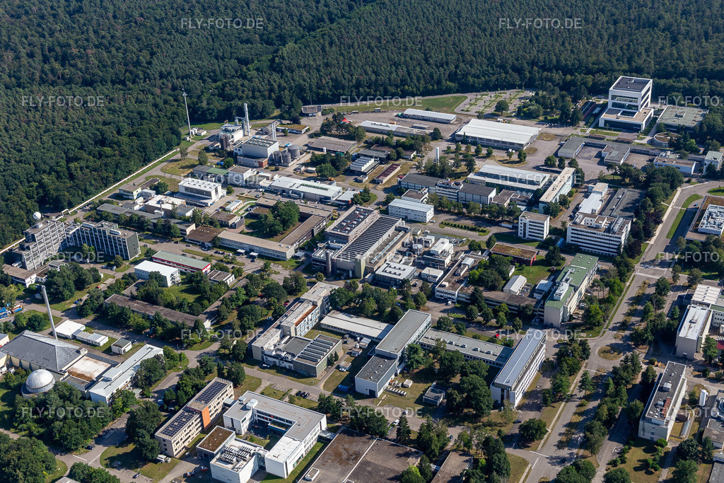 Forschungs- Gebäude und Bürokomplex des KIT Campus Nord mit IKET, ITEP, Institut für Meteorologie und Klimaforschung, wbk Institut für Produktionstechnik, Institut für Astroteilchenphysik (IAP) an der Karlsruher Allee. | Luftbild: Forschungs- Gebäude und Bürokomplex des KIT Campus Nord mit IKET, ITEP, Institut für Meteorologie und Klimaforschung, wbk Institut für Produktionstechnik, Institut für Astroteilchenphysik (IAP) an der Karlsruher Allee. im Ortsteil Leopoldshafen in Eggenstein-Leopoldshafen im Bundesland Baden-Württemberg in Deutschland. Foto: IMG_128180.jpg vom 12.08.2021 durch ©2025 Werner Riehm fly-foto.de/copyright - Realisiert mit Pictrs.com