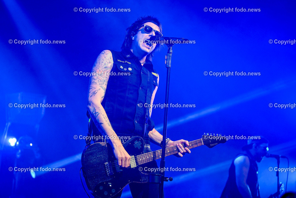 Posthof_ Turbobier_ Konzert_ 15.03.2024-45 | 15.03.2024, Linz, AUT, Posthof, Konzert Turbobier, im Bild Marco Pogo alias Dominik Wlazny (Saenger, Konzepter und Songwriter,  Gitarrist der oesterreichischen Punk-Rock-Band Turbobier, weiters Politiker der Bierpartei, Bezirksrat in Wien Simmering, Praesidentschaftskandidat, Arzt, Mediziner)