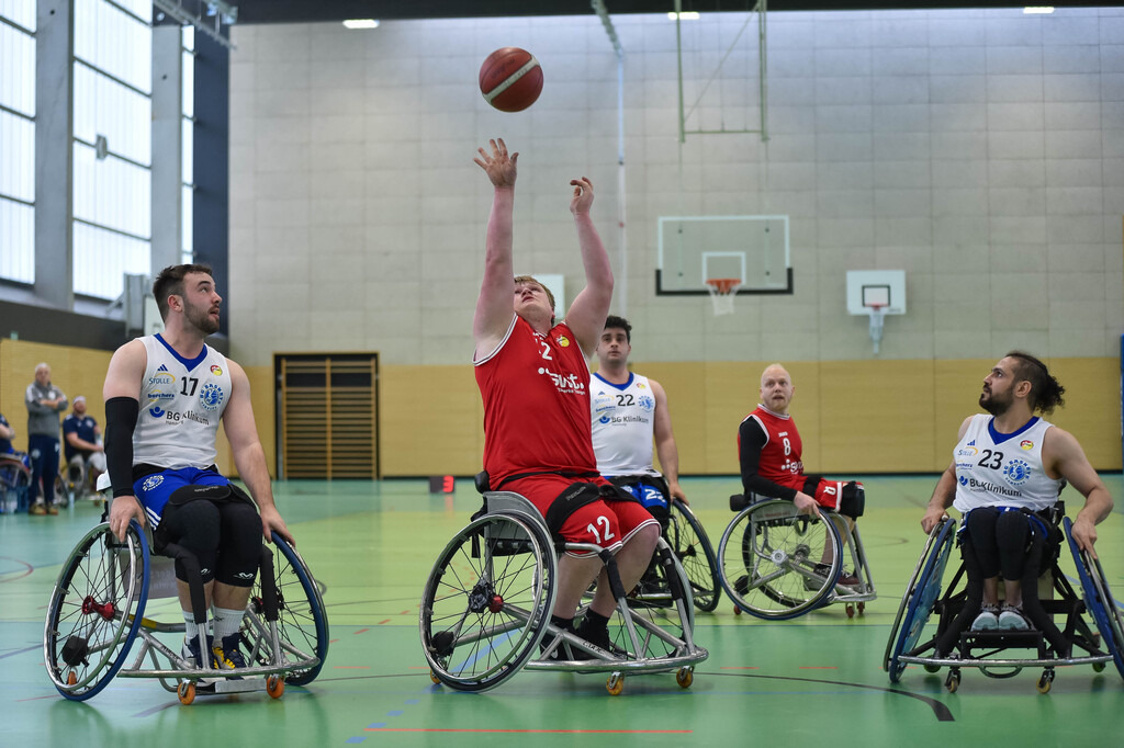 2024-03-17-0018 | Yannick Mildner (RSKV Tübingen #12), Angriff, Korbwurf; Hannes Hartung (BG Baskets Hamburg, #17), Saman Balaghi (BG Baskets Hamburg, #23),( RSKV Tübingen vs. BG Baskets Hamburg, Rollstuhlbasketball 2. Bundesliga, Saison 2023/24, 17.03.2024
Foto: Ralph Kunze - Realisiert mit Pictrs.com