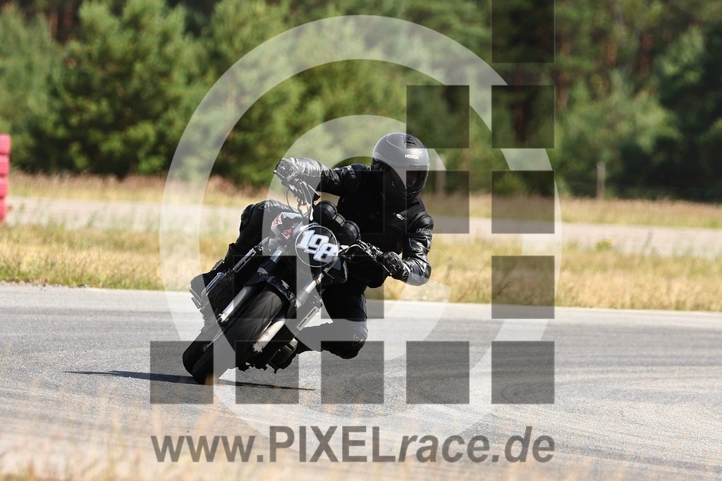 0198-20250705_10623 | Schöne Erinnerungen an spannende Momente - das festzuhalten ist unser Job. PIXELrace.de ist seit 2003 auf den Rennstrecken Europas unterwegs um die Action draußen beim Fahren und die wunderbare Stimmung imm Fahrerlager für euch einzufangen.