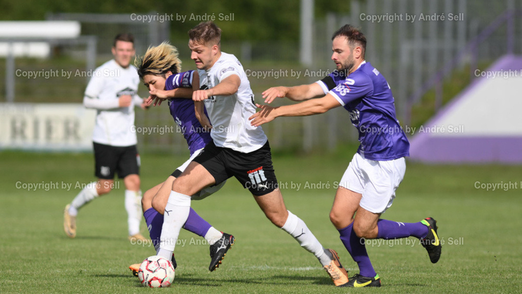 VfR Neumünster vs Eckernförder SV | Rin Yoshimatsu (VfR #2) &amp; Christoph Kahlcke (VfR #21) / Christian Peters (ESV #30) - Fußball-Oberliga Männer 2024/2025 / VfR Neumünster vs Eckernförder SV / VfR-Stadion / Neumünster / 15.09.24 - Realisiert mit Pictrs.com