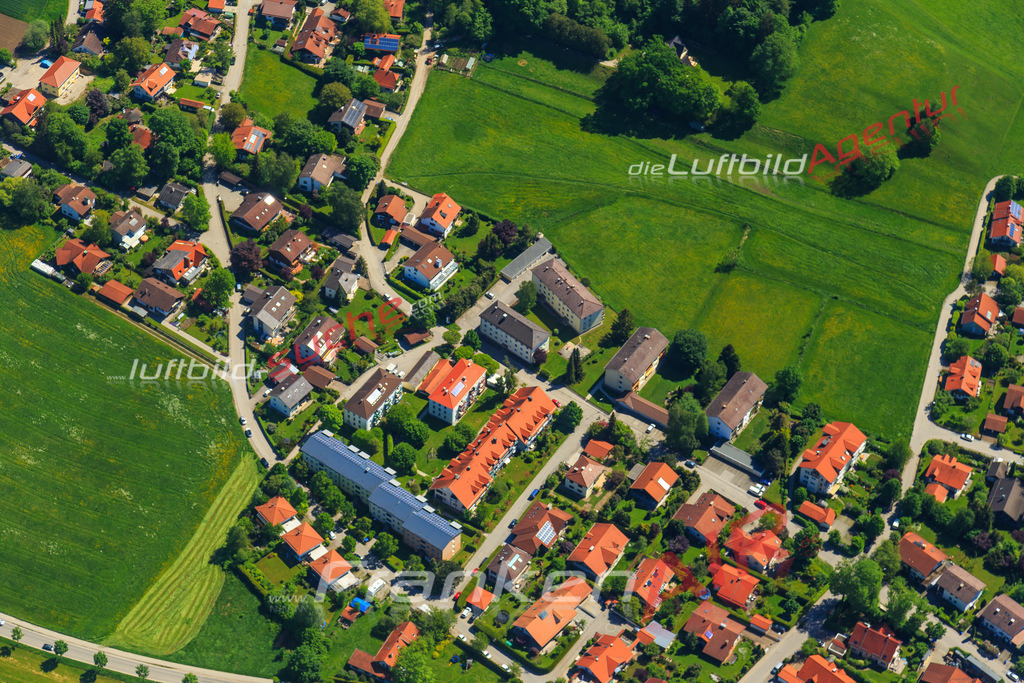 Luftbild von  Poecking - Luftaufnahme wurde 2015 von https://frankenair.de mittels Flugzeug (keine Drohne) erstellt - die Geschenkidee