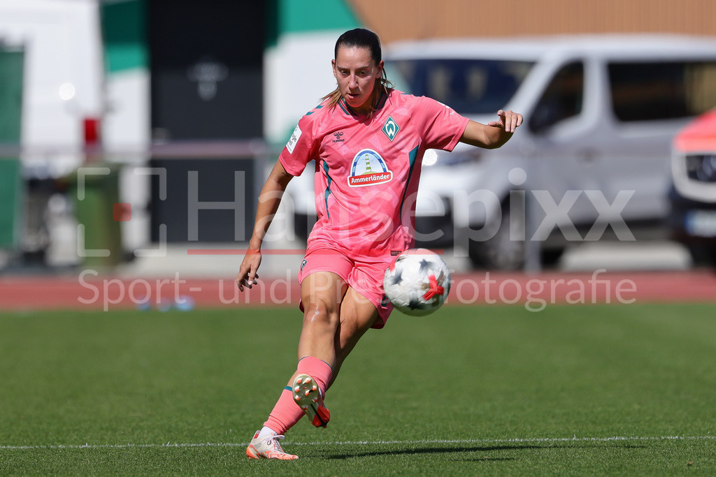 Fussball, Testspiel Frauen, SV Werder Bremen - VfL Wolfsburg | Wiktoria Zieniewicz (SV Werder Bremen, 3) am Ball, Freisteller, Einzelbild, Ganzkörper, Aktion, Action, Spielszene