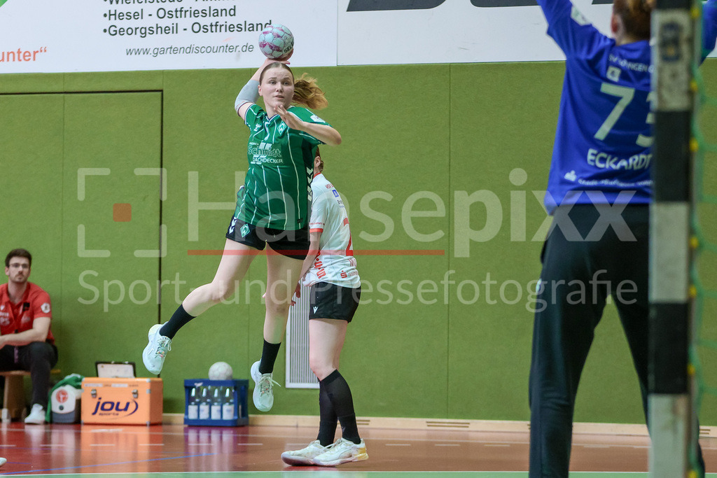 Handball, 2. Bundesliga Frauen, SV Werder Bremen - HSV Solingen-Gräfrath 76 | Farina Meyer (SV Werder Bremen, 5) beim Wurf, am Ball, Spielszene, Aktion, Action