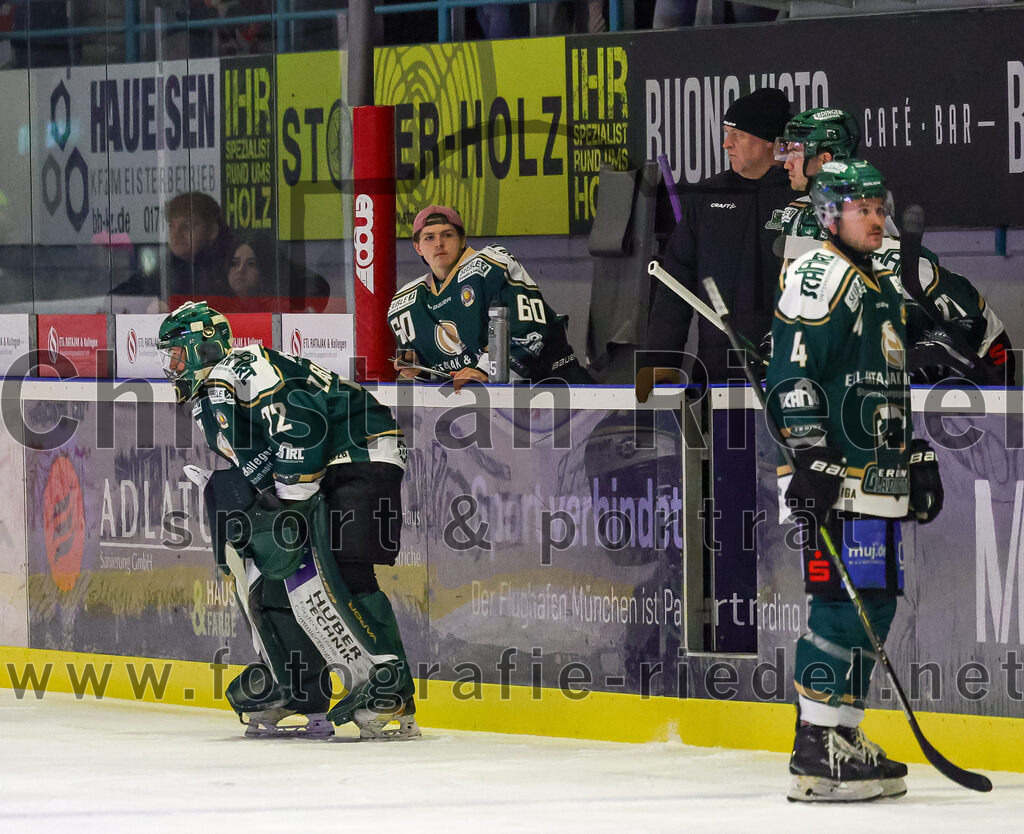 2025-12-28_087_TSV_Erding_gegen_onesto_Tigers_Bayreuth | Erding, Deutschland, 28.12.2025:Eishockey, Oberliga Süd 2025 / 2026, 31. Spieltag, TSV Erding gegen onesto Tigers Bayreuth, Endergebnis: 6:5 n.V.Torwart David Zabolotny (Erding Gladiators, #72), Torwart Nico Wimmer (Erding Gladiators, #60), Jesse Kauhanen (Erding Gladiators, #4)Foto: Christian Riedel / fotografie-riedel.net
