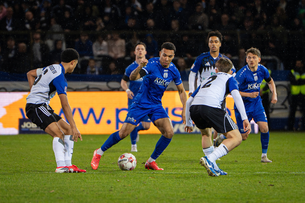 Fußball I Herren I Saison 2025-2026 I Regionalliga Nord I 24. Spieltag I SV Meppen - Hamburger SV II I 1561 | Leonardo Garcia Posadas (6, Hamburger Sport Verein II) Oliver Schmitt (7, SV Meppen) und Dorian Migalic (2, Hamburger Sport Verein II) - Realisiert mit Pictrs.com