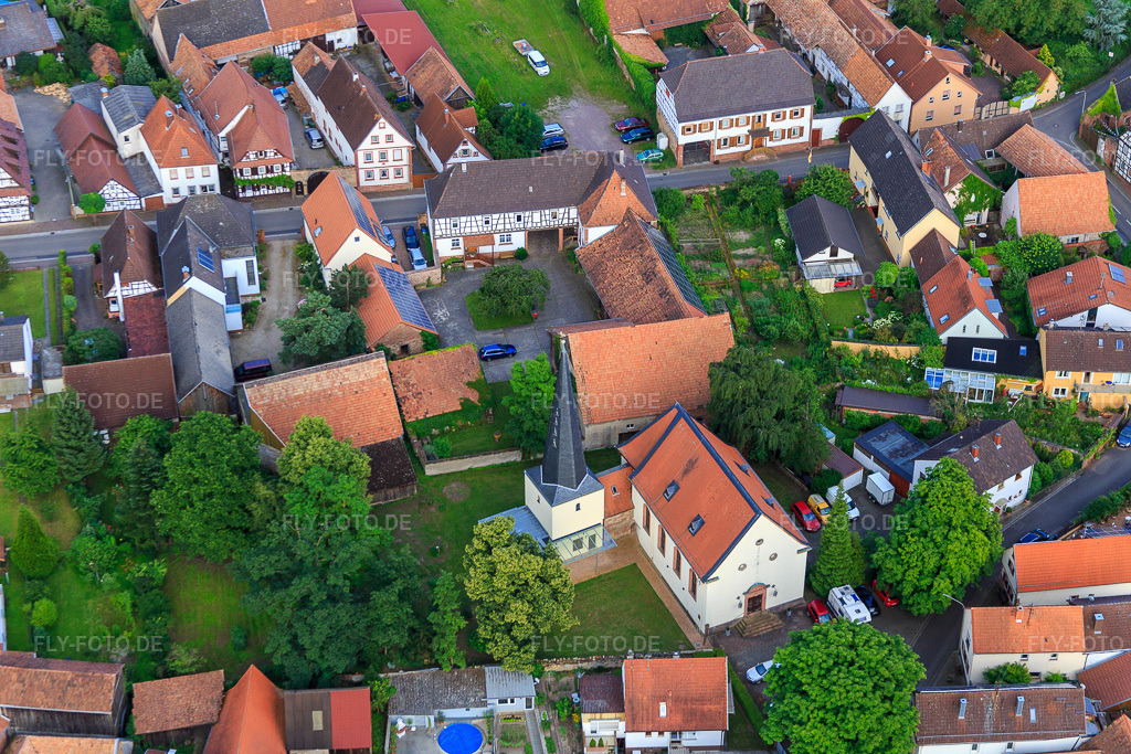 Luftbild: Kirche in Barbelroth im Bundesland Rheinland-Pfalz in Deutschland. – Foto: IMG_090238.jpg vom 26.06.2016 durch Werner Riehm/FLY-FOTO.de – Auflösung des Originals: 5472 x 3648 px – KG Barbelroth - Prot. Kirchengemeinden Barbelroth, Dierbach, Kapellen-Drusweiler und Niederhorbach
