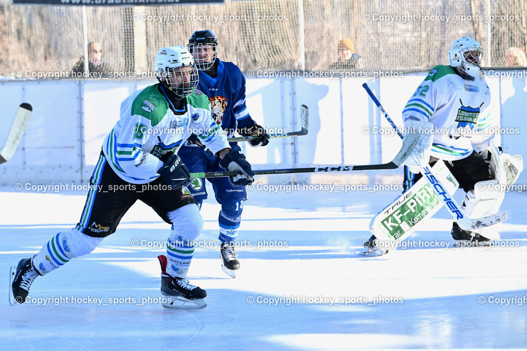 EC Tigers Paternion vs. EC FELD AM SEE/DSG LEDENITZEN | #18 Doujak Matthias EC FELD AM SEE Ledenitzen, #14 Tschurnig Daniel EC Tigers Paternion, #32 Baumann Rene EC FELD AM SEE Ledenitzen, EC Tigers Paternion vs. EC FELD AM SEE/DSG LEDENITZEN, EC Tigers Paternion vs. EC FELD AM SEE/DSG LEDENITZEN am 04.01.2026 in Paternion (Eislaufplatz Paternion), Austria, (Photo by Bernd Stefan)