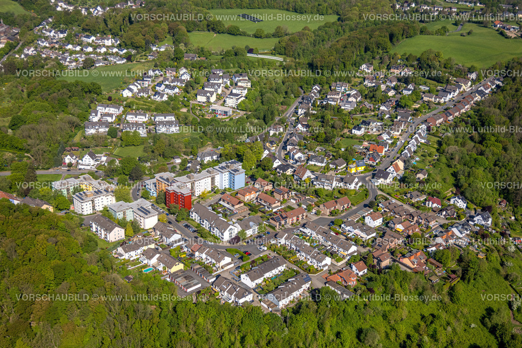 Hagen240503832 | Luftbild, Wohngebiet Ortsansicht Ortsteil Haspe, Mietshäuser und Hochhäuser mit farbiger Fassade, Höxterstraße im Waldgebiet, Haspe, Hagen, Ruhrgebiet, Nordrhein-Westfalen, Deutschland