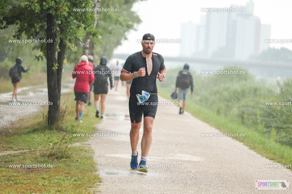LUR_1037 | 34. M-net Erlanger Triathlon 2025 #erlangertriathlon  #mnettriathlon2025 #mnettriathlon #team #olympischedistanz #mitteldistanz #triathlon #maindonaukanal  #erlangertriathlon2025 #yourpictrs #tv1848 #tv1848erlangen  #triathlonbayern #sportinerlangen #demsportverbunden #sportshot_your_pictrs Copyright: www.sportshot.de