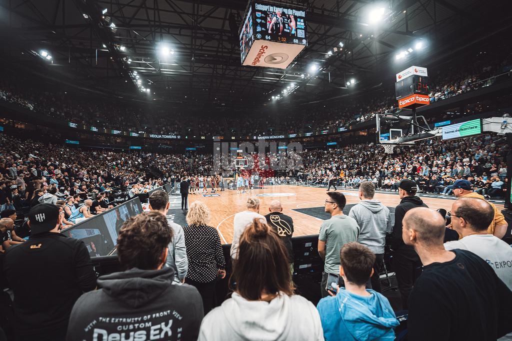 Basketball | Männer | Saison 2023/2024 | easyCredit Basketball Bundesliga | Veolia Towers Hamburg vs. FC Bayern München | 26.03.2024 | Die ausverkauft Barclays Arena beim Jubiläumsspiel