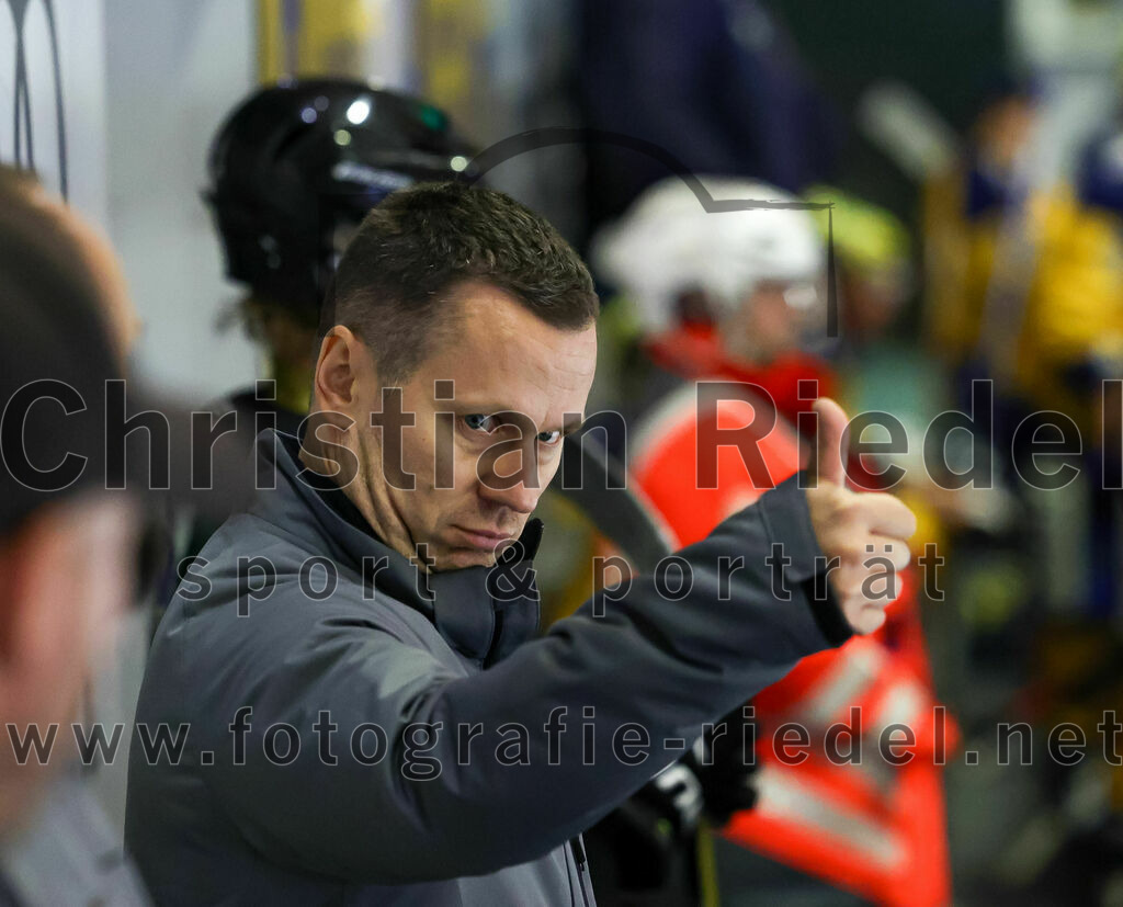 2022-10-30_087_TSV_Erding_gegen_ESC_Riverrats_Geretsried | Erding, Deutschland, 30.10.2022:
Eishockey, Bayernliga 2022 / 2023, 9. Spieltag, TSV Erding gegen ESC Riverrats Geretsried, Endergebnis: 3:5

Trainer Ales Jirik (Erding Gladiators)

Foto: Christian Riedel / fotografie-riedel.net