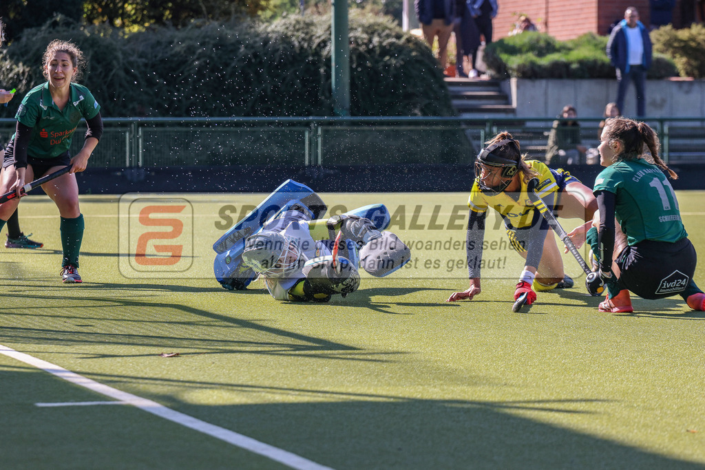 Raffelberg-Braunschweig-69 | Svea Schifferings (Club Raffelberg #11) &amp; Tina Weber (Eintracht Braunschweig #99), Club Raffelberg - Eintracht Braunschweig am 17.9.2022 in der Hockeyanlage Club Raffelberg, Duisburg