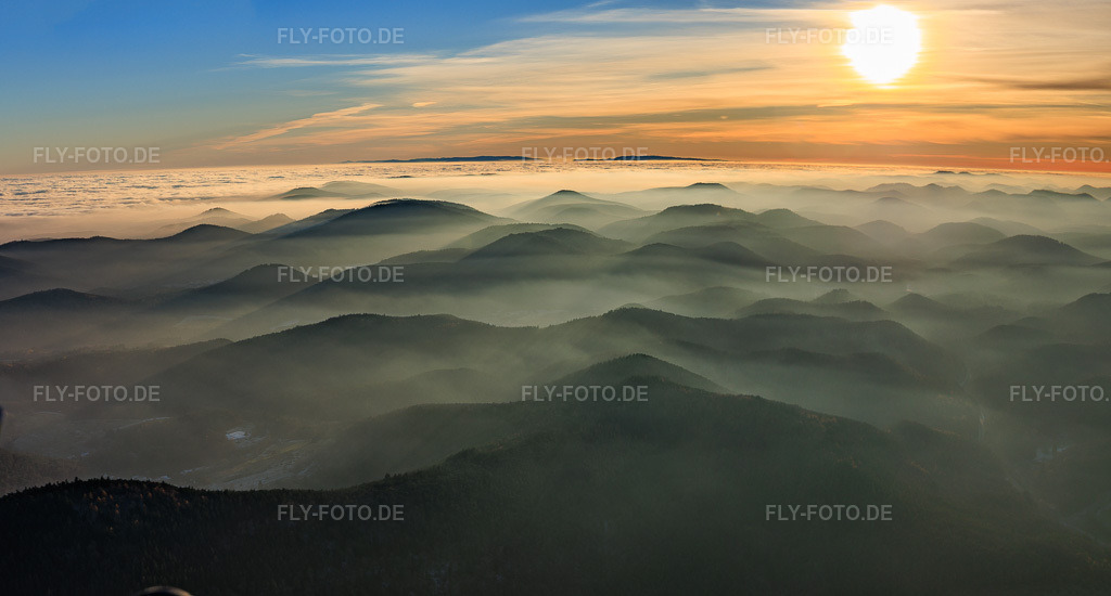 Luftbild: Panorama des Pfälzerwalds und Nordvogesen im Abenddunst im Ortsteil Blankenborn in Bad Bergzabern im Bundesland Rheinland-Pfalz in Deutschland. Foto: IMG_151932-Pano.jpg vom 22.11.2025 durch Werner Riehm/FLY-FOTO.deAuflösung des Originals: 7414 x 3981 px