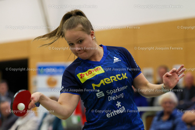 2023.12.17_tsvvslang_0758 | Langstadt, Babenhausen 17.12.2023  Tischtennis Damen 2. Bundesliga TSV Langstadt -  TTC Langen 1950 v.l., Janina Kämmerer (2.Bundesliga TSV 1909 e.v. Langstadt) spielt eine Vorhand.
 - Realisiert mit Pictrs.com