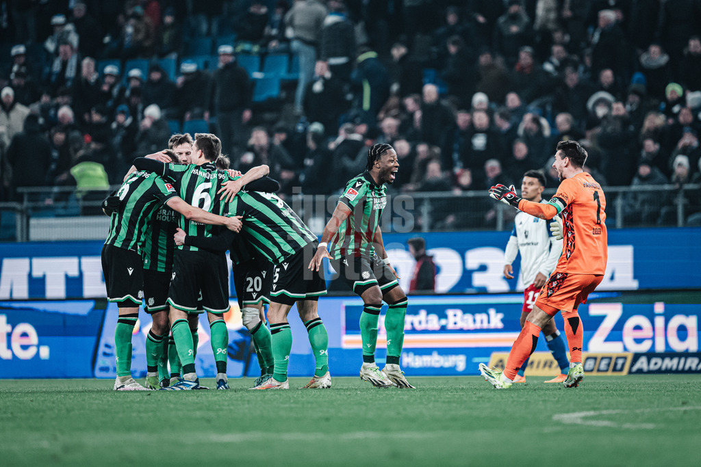 Fußball | Männer | Saison 2023/2024 | 2. Fußball-Bundesliga | 21. Spieltag | Hamburger SV vs. Hannover 96 | 09.02.2024 | Hannover jubelt nach dem Schlusspfiff über den 4:3 Auswärssieg, Bright Arrey-Mbi (#4, Hannover 96) freut sich mit Keeper Ron-Robert Zieler (#1, Hannover 96)