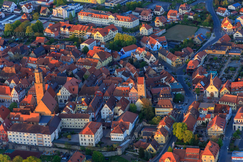 Luftbild: Altstadt mit St. Bartholomäus und Diebenturm in Volkach im Bundesland Bayern in Deutschland. – Foto: IMG_087911.jpg vom 05.05.2016 durch Werner Riehm/FLY-FOTO.de – Auflösung des Originals: 5472 x 3648 px – Sankt Benedikt - Pastoraler Raum – MainZeit Tourismusportal Volkach