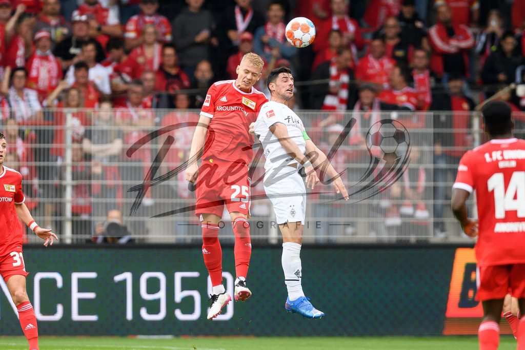FCUBMG20210829_036 | Fussball, Herren: Timo Baumgartl (1.FC Union Berlin) und Lars Stindl (Borussia Moenchengladbach) im Zweikampf beim Spiel der 1. Bundesliga zwischen 1. FC Union Berlin und Borussia Moenchengladbach im Stadion An der Alten Foersterei am 29.08.2021 in Berlin, Deutschland. - Realisiert mit Pictrs.com